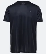 Remera deportiva blanca de poliéster, con cuello redondo, mangas cortas y recortes laterales.