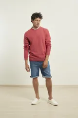 Sweater marrón de punto fino con cuello redondo y mangas largas.