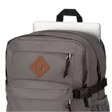 Mochila gris de la marca Jansport, con múltiples compartimentos y diseño funcional.