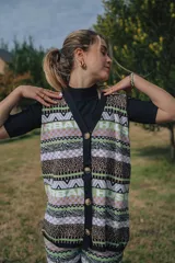 Chaleco de punto con estampado jacquard multicolor, escote en V y cierre frontal con botones.