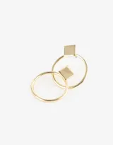 Par de aros dorados con forma de argolla y un cuadrado en la parte superior.