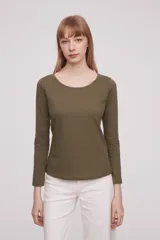 Remera de algodón color gris oliva, ajustada al cuerpo con cuello redondo y mangas largas.