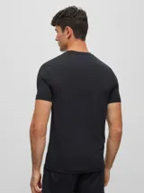 Remera negra de poliéster, corte slim fit, con logo 'BOSS' estampado en el pecho.