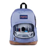 Mochila Jansport Right Pack color lila con base de cuero color marrón. Tiene un compartimento principal con cierre, un bolsillo frontal con cierre y un asa de mano en la parte superior.