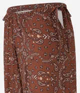 Pantalón de playa marrón con estampado paisley, de corte palazzo y cintura con lazo.