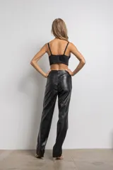 Top bustier negro con apliques de piedras negras brillantes, espalda elastizada y tirantes regulables.