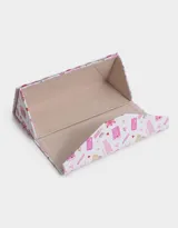Estuche rígido triangular plegable para anteojos, con estampado de libros, tazas, corazones y otros motivos en tonos rosados sobre fondo blanco.