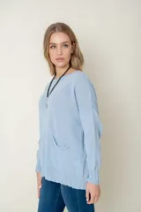 Sweater celeste de lana y viscosa, de corte holgado, con cuello redondo y bolsillos frontales.
