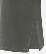 Remera verde militar de corte oversized con cuello redondo y mangas cortas. Estampa frontal pequeña con texto "Johnny Club Manhattan" en blanco.