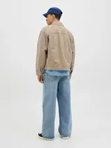 Campera de denim color beige, con cuello amplio, puños con botones y cierre frontal con botones. Incluye bolsillos en el pecho y laterales. Tejido denim de sarga resistente y con protección contra el viento.