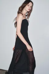 Vestido largo negro, palabra de honor con hombros descubiertos y falda de tul.