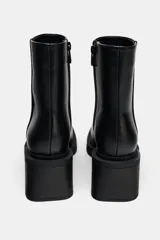 Botín negro de cuero con punta cuadrada, cierre lateral con cremallera y tacón ancho de 6,5 cm.