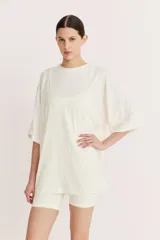 Remerón manga corta color crudo, con detalle de recorte en la espalda. Realizado en jersey de algodón y poliéster.