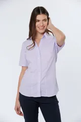 Camisa lila con rayas verticales, de corte clásico, con cuello camisero y mangas 3/4.