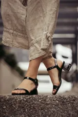 Sandalias de tacón bajo color beige con textura símil piel de serpiente. Tienen una tira delgada sobre los dedos y una pulsera con hebilla al tobillo.