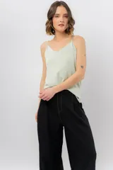 Pantalón negro de corte ancho y fluido, tiro medio con presillas para cinturón, bolsillos laterales funcionales y pinzas delanteras.