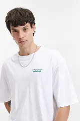 Remera blanca de manga corta con corte oversize, cuello redondo y estampado en la espalda con la frase "WHERE IMAGINATION MEETS REALITY" y el logo de la marca Mistral.