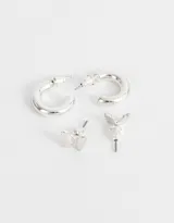 Set de dos pares de aros plateados: un par de aros tipo aritos con forma de mariposa y un par de aros tipo argollas gruesas.