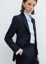 Pantalón de vestir negro de corte recto, con bolsillos laterales y traseros.