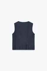 Chaleco de denim azul oscuro, sin mangas, con cuello redondo y cierre frontal con botones metálicos.