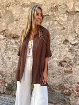 Sobrecamisa marrón de algodón y poliamida, de diseño liviano y con vuelo.