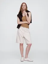 Musculosa ajustada al cuerpo, color negro, con escote redondo y tirantes anchos. Presenta textura acanalada (rib).