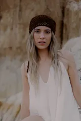 Bandana tejida a crochet color marrón, para usar en la cabeza o en la cintura.