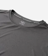 Remera deportiva gris de manga corta, confeccionada en tejido de malla 100% poliéster con tecnología Get Dry.
