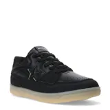 Zapatillas deportivas negras con detalles en cuero sintético y suela color caramelo.