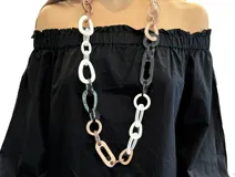 Collar largo con eslabones grandes de resina en color blanco, negro, verde y nude.