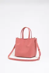 Bolso tote pequeño marca Bimba y Lola, modelo Chihuahua, color marrón. Confeccionado en nylon con estructura blanda, doble asa de mano y asa de tejido, piezas de piel, cierre con botón de presión, logo grabado, acabados metálicos, bolsillo interior e interior con placa metálica logotipada.