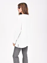 Buzo negro de tejido waffle, con cuello redondo y calce holgado.