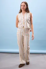 Chaleco con estampado a rayas verticales en tonos beige, marrón, celeste y lila, con botones dorados.