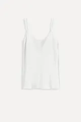 Top lencero blanco con breteles finos y escote redondo.