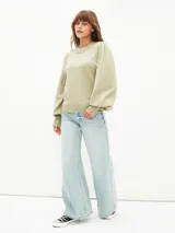Sweater color gris melange, de tejido de punto, con cuello redondo y mangas abullonadas.