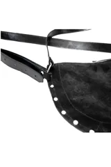 Cartera de hombro de gamuza negra con tachas plateadas en el borde inferior y correa ajustable.