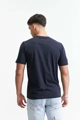 Remera azul marino de algodón con cuello redondo y logo estampado en el pecho.