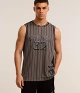 Musculosa deportiva de básquet gris con rayas verticales negras, cuello redondo y sisas con ribete negro. Estampado frontal con la palabra "Chicago" y el número "32".