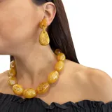 Collar de resina brillante color azul, con cierre de mosquetón y cadena de alargue dorado, de 54 cm de largo.