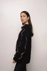 Sweater tejido a mano con lana merino color marrón claro, con cuello redondo y bordado con hilo azul y blanco.