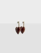Aros argolla dorados con dije de corazón esmaltado color borgoña y cierre de tope a presión.