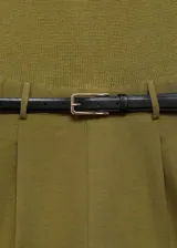 Mono largo color verde oliva, de corte recto, sin mangas y con cuello redondo. Incluye cinturón negro con hebilla dorada.