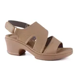 Sandalia de cuero sintético color beige, con textura grabada. Tiene dos tiras anchas sobre el empeine, talón cubierto con tira ajustable con hebilla y taco ancho.