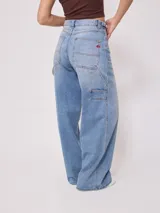 Pantalón de jean gris oscuro con efecto lavado, corte amplio y tiro alto.