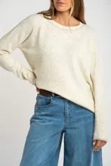 Sweater color marrón claro de tejido de punto, con cuello redondo y mangas largas.