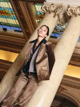 Blazer clásico color marrón de simil terciopelo con bolsillos delanteros y forro estampado.