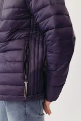 Campera acolchada color violeta con cuello elevado, cierre completo y bolsillos con cremallera.