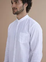 Camisa blanca de lino y algodón con cuello mao y manga larga.