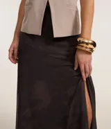 Pollera midi de tule con estampa manchada y bajo asimétrico.