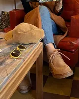 Zapato acordonado negro de cuero vacuno con suela track.